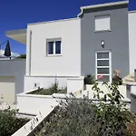 Domus * Podstrana