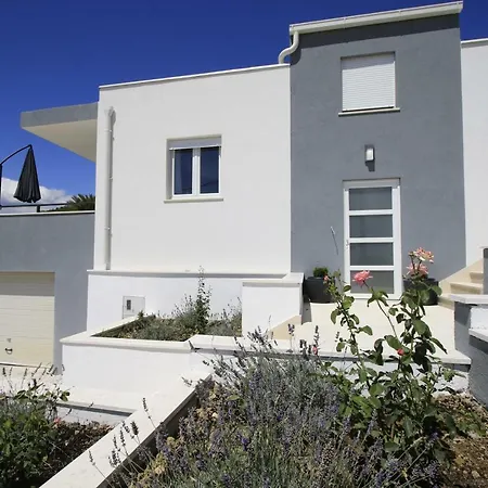 Domus * Podstrana